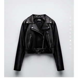 Skinnjacka ifrån zara - Super populär skinnjacka ifrån zara i helt ny skick då den inte kommit till användning stolek M men skulle mer säga att den sitter som en S