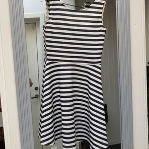 Randig sommarklänning - Randig sommarklänning i bra skick och bra kvalité, faller bra längs kroppen utan att vara genomskinlig 