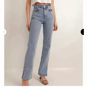 Strl 34 - Helt nya prislappen är kvar,  köpa här på Plick så detta är inte mina bilder. , säljer p.g.a dom e för långa för mig. 