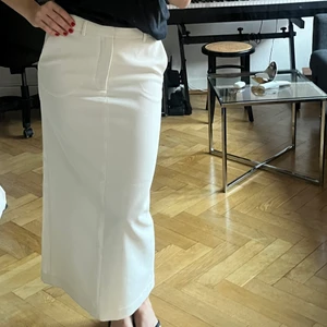 Vit kostymkjol från zara - Megafin kjol i ”kostymmaterial”. Storlek xs, men passar någon i S, liksom jag vanligtvis bär. Allt beror på hur man vill att den ska sitta. Sitter fint där bak!:) Inget att anmärka på.