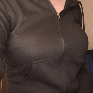 Tunn huvjacka - Säljer min huvjacka som är perfekt för tex sommarn eller att träna i. Köparen står för frakt