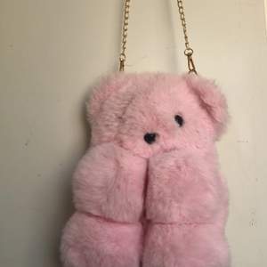 En rosa fluffig björnväska👀 kan användas som ryggsäck (kan visa på anna bild om du ör intresserad) och knappt använd. Har bara ett öga men köptes så❤️