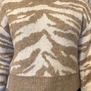 Zebra randig tröja  - Har använts 1-2 gånger 