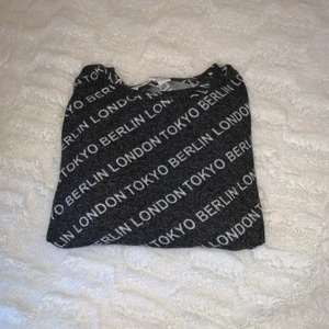 Tröja ⚡️✨ - Säljer denna fina tröja från hm. Den är andvänt skick men fotfarande går att använda ✨