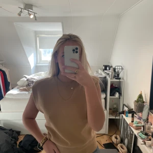 Tröja - Jättefin beige tröja från Zara med lite vadd i axlarna! 