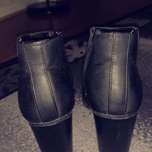 Klackskor st 40 - Dessa är använda 1 gång fint skick och helt nya, säljer då jag inte använder dessa och tycker de är tråkigt att dom bara står. Frakt kan ges och köparen står för frakten. Skickas spårbart 