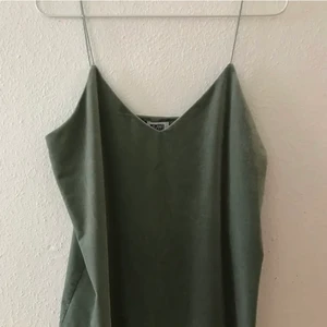 💕💕 - Säljer denna jättefina gröna samets topp 💚den är jättefin både till lite finare tillfällen och med bara en tunn kofta nu till våren ☀️skriv gärna privat vid intresse att köpa eller vid andra frågor 💕