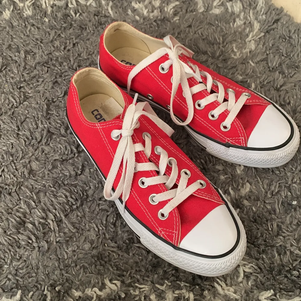 Säljer ett ett par låga, röda skor från converse💗 ena skon är lite sliten på hälen och har en jätte liten fläck på hälen men det är inget man tänker på eller kan se💗 annars är de som nya då de bara har används några få gånger💗 säljer för att de är försmå <3. Skor.