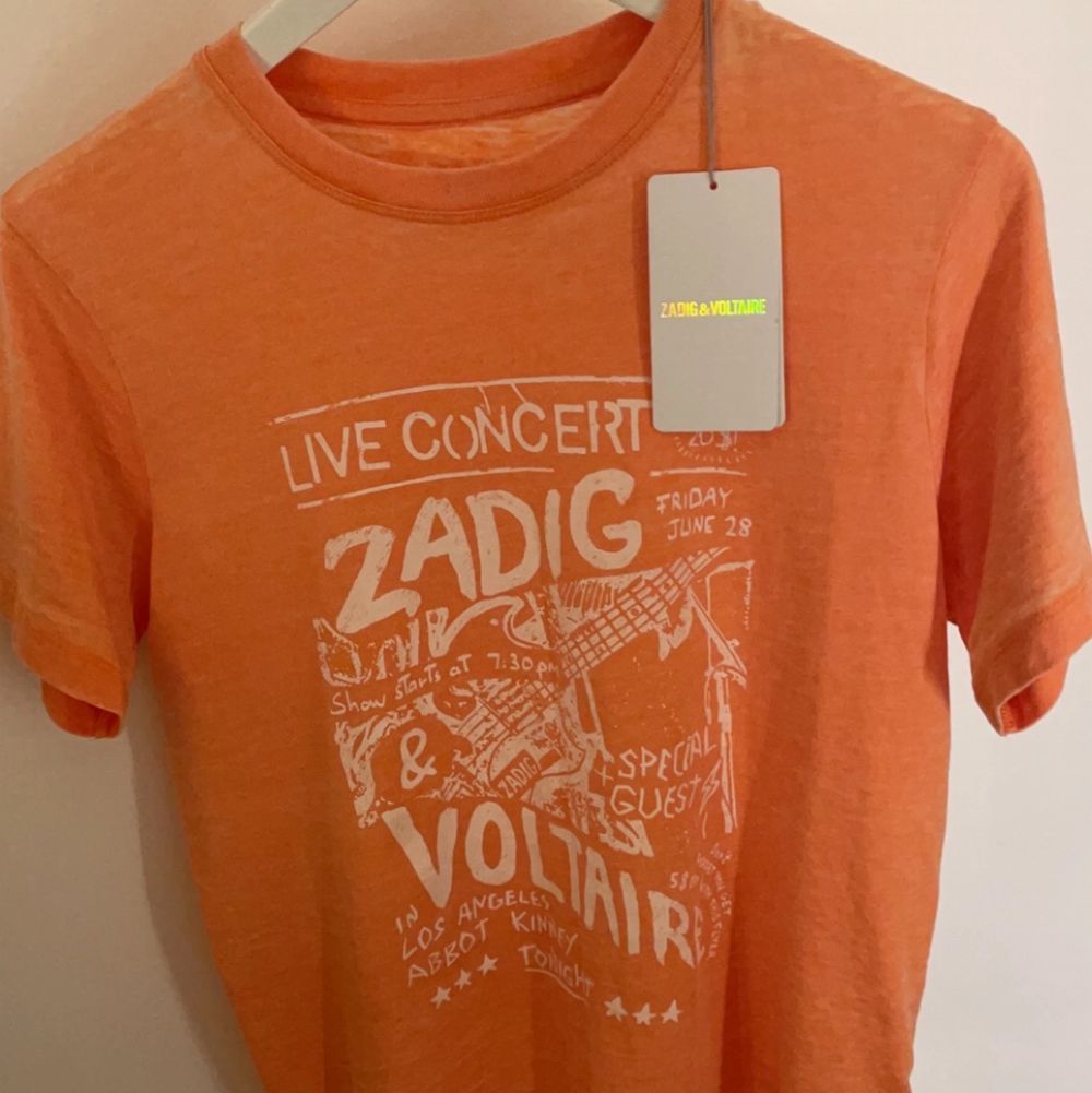 Snygg pastellorange Zadig t-shirtđ„° Aldrig anvĂ€nd, lappen kvar! Storlek 152 men passar XS-S. SlutsĂ„ld! 400kr+frakt. Skriv vid intresse eller frĂ„gor!!â€ïžâ€ïžđ„°đ. T-shirts.