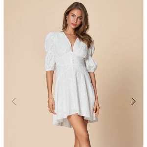 Adoore klänning 🤍✨  - Sicily Dress White. Storlek 36. Superfint skick, endast använd vid 2 tillfällen i somras. 