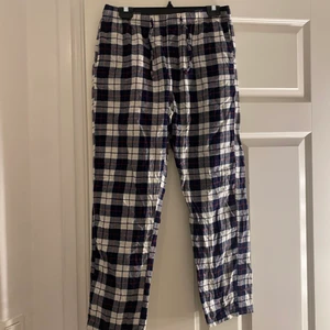 Pyjamasbyxor  - Rutiga pyjamas byxor från H&m tror de är strl M herr 50kr+frakt