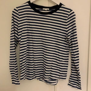 Randig cos - tröja  - Randig tröja från COS. Fint skick och sällan använd. 