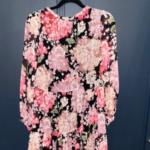 Klänning - Superfin blommig volang klänning med öppen rygg! Perfekt inför både sommar och vår. Köpt på hm men prislappen är kvar å sen har endast testats. Köparen står för frakten eller så kan jag mötas upp i Stockholm💞💜