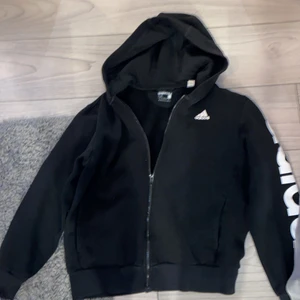  Adidas tröja  - Skicket är i väldigt bra skick, den är väldigt bra att ha eftersom den är varm och luften åker inte igenom. Pris kan diskuteras!