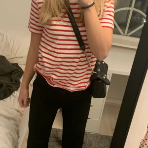 Randig t-shirt - En röd och vit randig t-shirt från zara. Bara använd 1 gång och i väldigt bra skick. Tröjan är i storlek M men skulle säga att den passar som en S💗💗