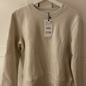 Sweatshirt  - Tröja från Zara, aldrig använd. Köparen står för frakten!
