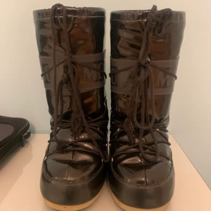 Moonboot - Super snygga svarta glansiga moonboots. I storlek 39-41. För fler bilder eller svar är det bara att skriva :) 