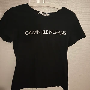 Calvin Klein t-shirt - Säljer denna svarta Calvin Klein t-shirt därav inte kommer till användning mer.                                                                                Nypris 300kr och köparen står för frakten. 
