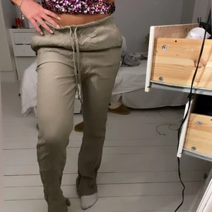 Zara byxor  - Säljer dessa lågmidjade zara byxor, supersnygga säljer för jag har två par i olika storlekar 