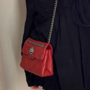 Kurt Geiger  - INTRESSEKOLL! funderar på att säljer min super fina röda Kurt Geiger väska som jag köpte denna sommaren. Vill kolla vad folk är villiga att lägga på den.✨kan också tänka mig att byta. Påse finns kvar. 