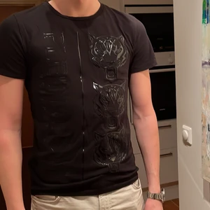 Philipp plein (plein sports) - Philip plein t-shirt i fett skönt material köpt för 1900 kr. Använd ca 3 gånger därav som ny i skick. Säljer då den är för liten. 