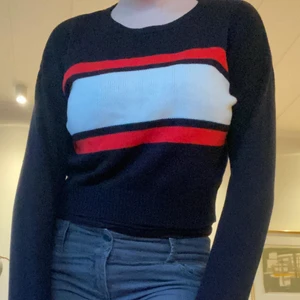 Stickad tröja  - Det är en stickad tröja som jag köpt på H&M men som jag tyvärr inte får användning av längre. Den är i storlek XS men passar även som en S. Frakt ingår i priset:)