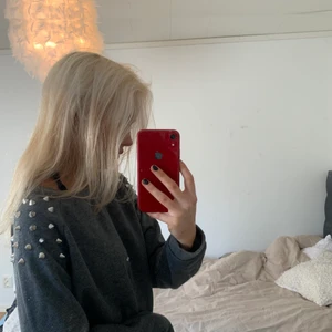 Tröja med nitar - Cool tröja med nitar på axlarna❤️‍🔥