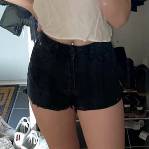 Svarta jeansshorts - Svarta jeansshorts, aldrig använda utan bara testade. I nyskick. 