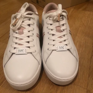 Micheal Kors Vita Sneakers st 37 - Helt oanvända MK sneakers, köpt på MK butiken i centrala Stockholm 