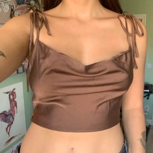 Siden topp - Säljer 3 toppar och ett set från shein (titta övriga annonser för att få bilder på resten av plaggen). Alla toppar förutom det gröna setet är i XS men superstretchiga så passar även upp till M. Gröna setet är mer i S. Alla plagg för 120kr eller topp = 30kr och setet = 40kr. 💓✨