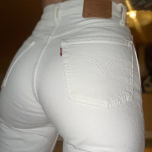 Levis 501 W24 - Croppade jeans som sitter som en smäck🤞 I gott skick då dem är sparsamt använda✨