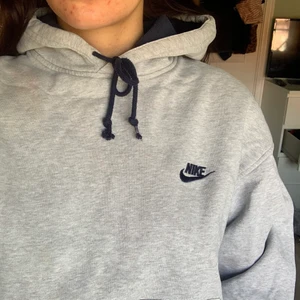 Nike hoodie - Oversized Nikehoodie köpt second hand. Jag är en S i toppar och den är perfekt oversized för mig men kan såklart passa flera storlekar beroende på hur man vill att den ska sitta. Skönt material och knappt använd av mig. 💓✨ 
