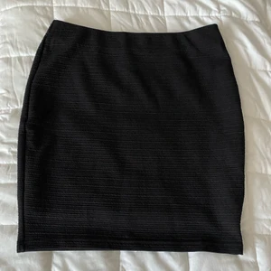 Svart kjol från New Yorker - Storlek 38. Använd högst 4 gånger, bra skick. Köpte för ca 75kr. 