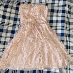 Klänning  - Fin sommar klänning med ett fint mönster, passar jätte bra med ett bälte runt midjan. Klänningen är shoulder less. 