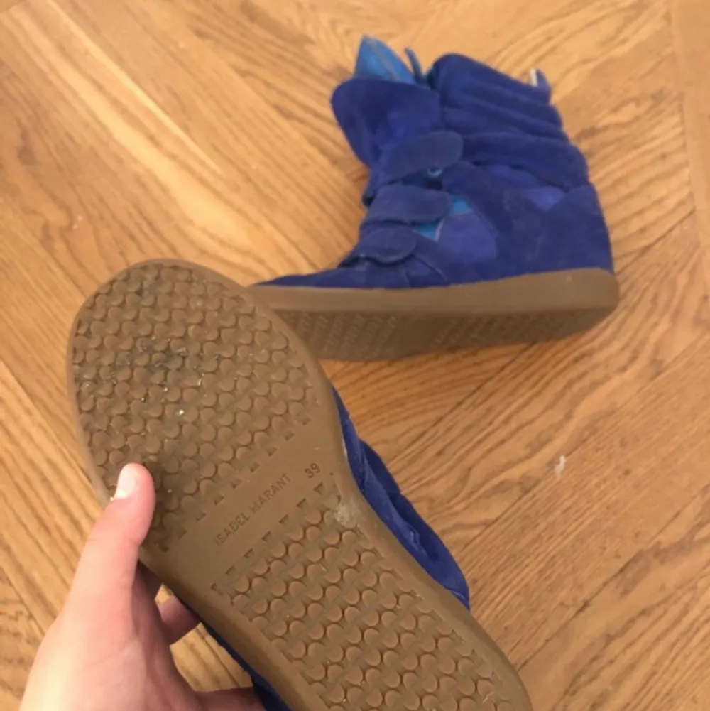 Isabel Marant sneakers stl 39. De är använda och har haft dem ett parår, men det är fortfarande i gott skick. Tyvärr har jag tappat bort kvittot, därav priset. Men självklart äkta. Kan gå ner i pris vid snabb affär!. Skor.