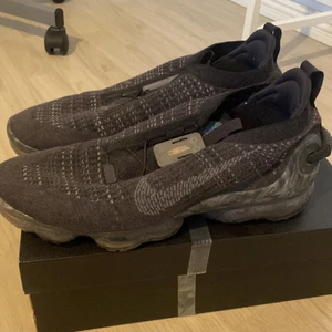 Svart, gråa Nike vapormax skor - Säljer dessa grå-svarta Nike vapormax skor. De är knappt använda och är i jättebra skick. Storlek 46.