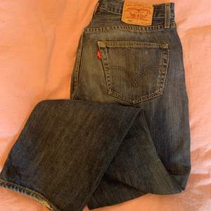 Superfina Levis 501 lågmidjade jeans! De är långa så passar perfekt på mig som är 172. Fraktar eller möts upp i Stockholm.