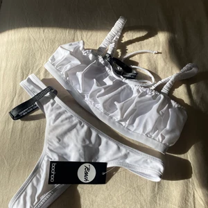 Ny bikini - Säljer denna fina nya vita bikinin från Boohoo. Aldrig använd då den var för liten. I strl S🌸🌸