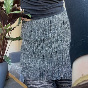 kjol - passar perfekt till studentskivan eller fest! köpt helt oanvönd från sellpy, och jag har inte heller använt den :) skulle passa strl 40 nice också💕