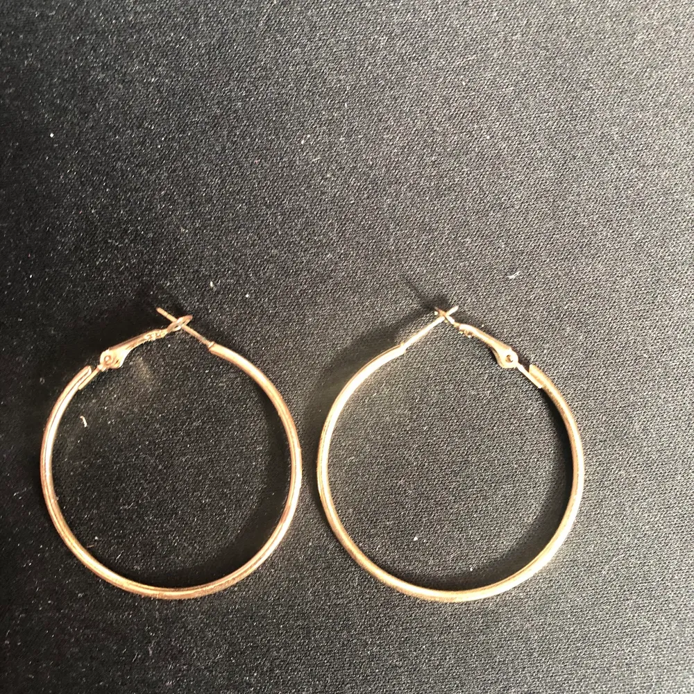 mellanstora guldiga ring örhängen, metallen har börjat byta färg litte. använda 10+ ggr. Accessoarer.