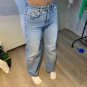 Jätte fina midblue vida jeans. Dom är i modellen Idun från Gina tricot och tyvärr är dom för små för mig, dom är i storlek 32. Lite slitna längst ner men inget man tänker på 💕
