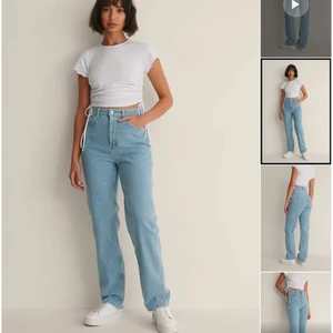 NA-KD Raka tvättade jeans  - Snygga Jeans som är i storlek 34 och är köpta för 549 kr. Använts några fåtal gånger och är lite för stora💙 Säljer för 300 kr exklusive frakt💙