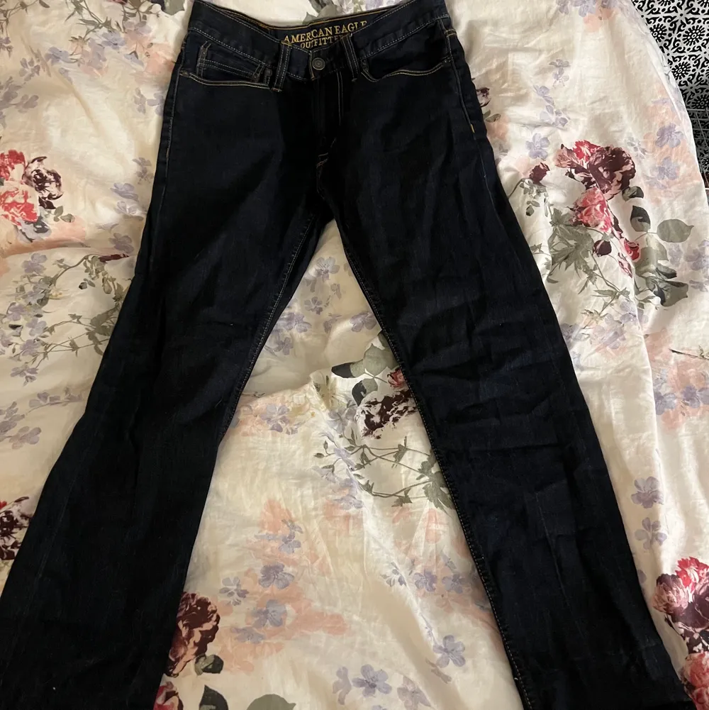 Ett par american eagle jeans i mörkblå,bra skick normal midja🥰. Jeans & Byxor.