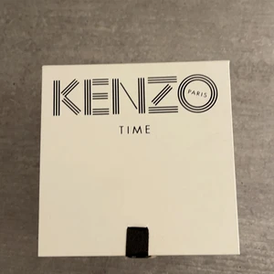 Kenzo klocka  - Helt ny! Aldrig använt. Länken är ej blå, den är silver. (Den ser ut och vara blå eftersom jag hade blixt på när jag tog bilden)