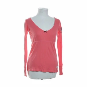 Odd Molly Långärmad - Rensar garderoben. Odd Molly långärmad t-shirt i storlek 2 (Medium) men passar även mig som har Small. Frakt tillkommer, hör av dig vid intresse ❤️‍🔥❤️‍🔥❤️‍🔥 Vid köp att spårbar frakt kostar frakten 66 kronor annars standardfrakt på 45 kronor🤝