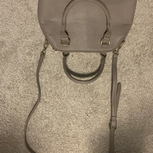 Hand väska  - Skit snygg handväska som man också kan ha över axeln!stockholmstil!❤️❤️