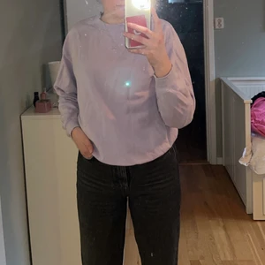 Lila tröja - Lila collegetröja från Monki. Sparsamt andvänd och i fint skick. Kan skickas mot fraktkostnad. Kolla mina andra annonser så kan vi komma överens om ett sammanlagt pris för flera plagg