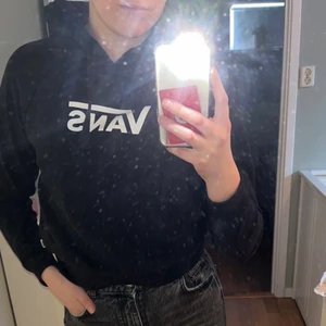 Vans hoodie  - Vans hoodie. Åt det kortare hållet men inte croppad. Kan skickas mot fraktkostnad. 