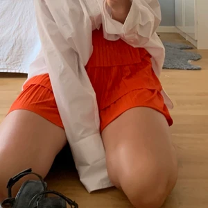 Orange volangkjol🥳🤩 - Orange kjol i flera lager från Zara!