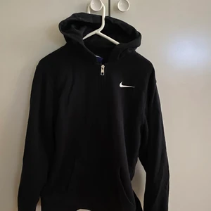 Nike zip hoddie  - Nike zip hoddie i bra skick. Frakt tillkommer 
